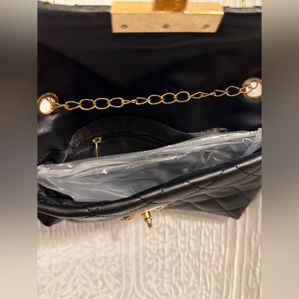 Elegant Black Quilted Chain Bag - Picture 3 of 5